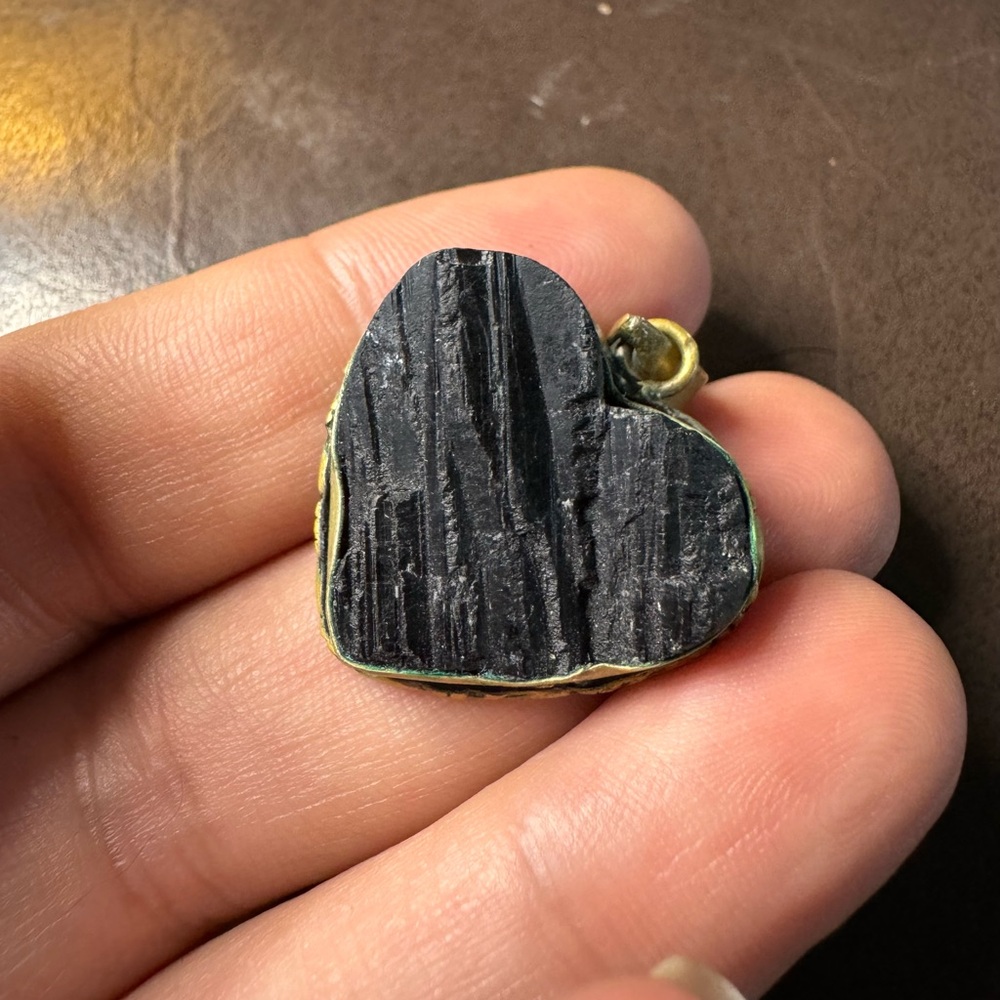 Vintage Black raw tourmaline in a heart set in a silver metal. - Picture 3 of 6